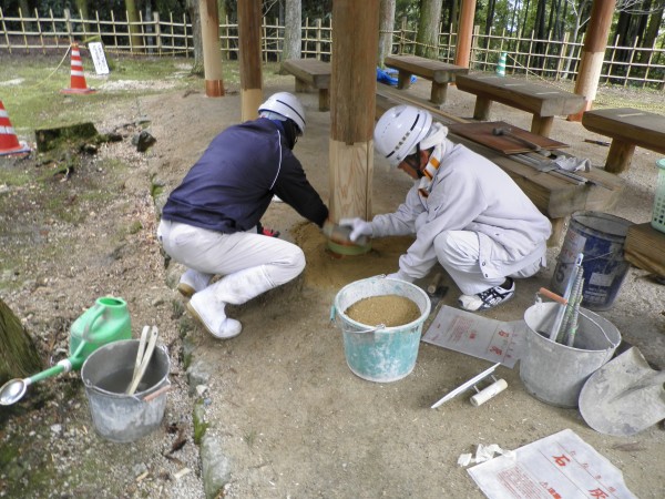 塗りつけて、たたく