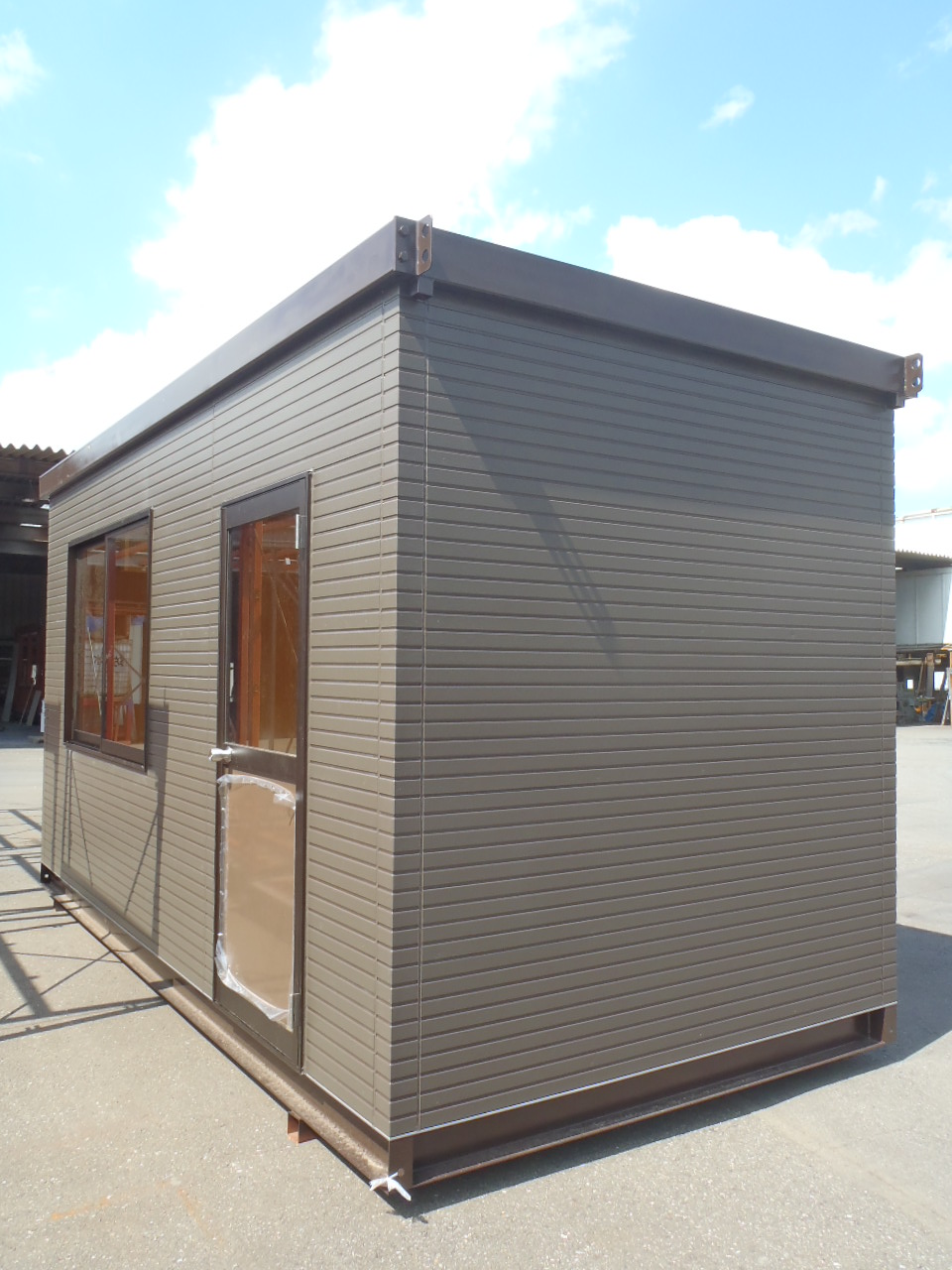 茶系のサイディングを使用しています。