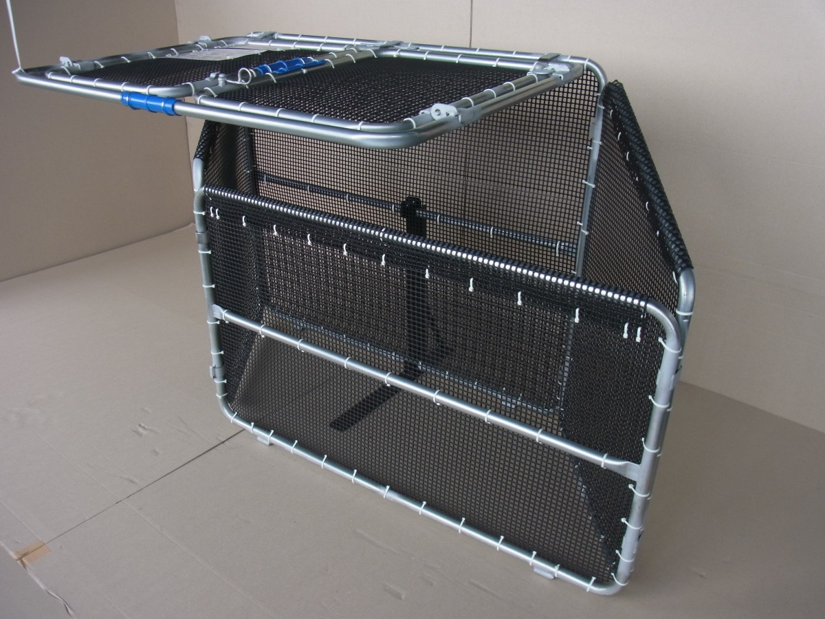 2.上枠を少し持ち上げたまま、下枠を横にスライドさせます