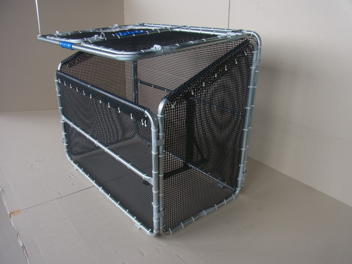 1.上枠を持ち上げます