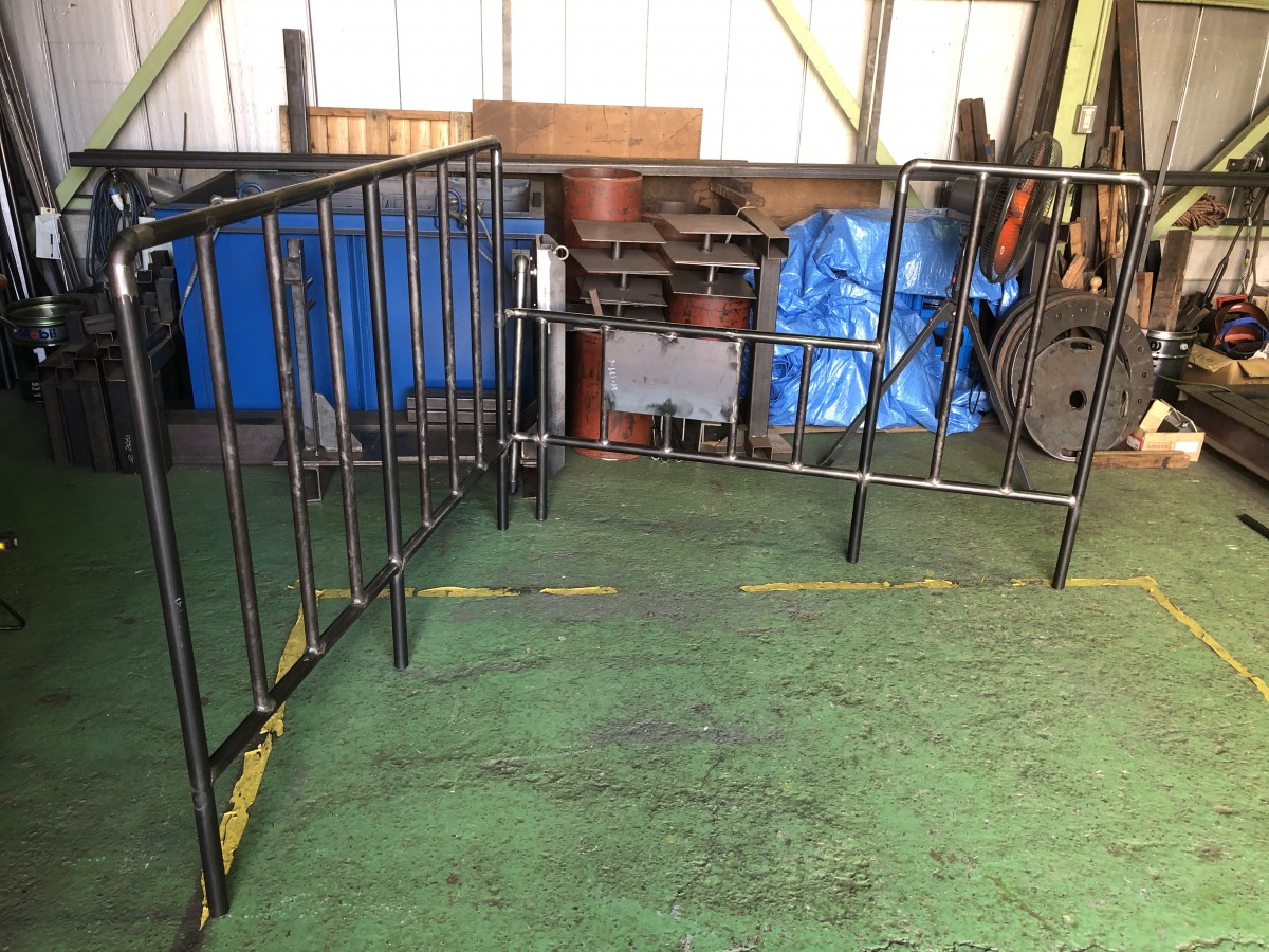 手摺りを紹介します。 溶接直付け型ガードです。 (1700×1700×1180)